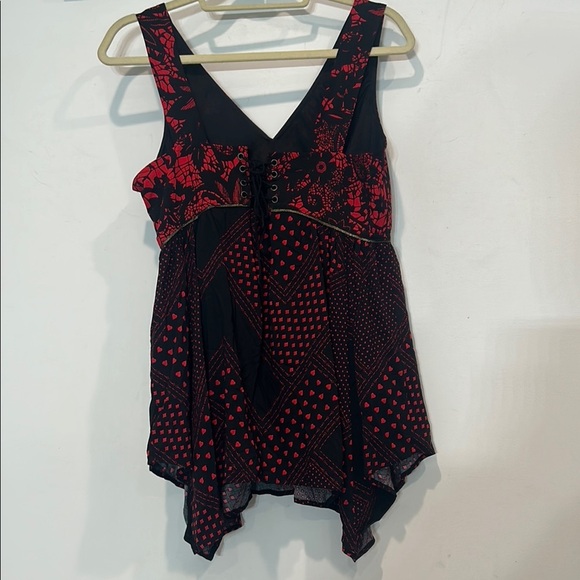 Disney Alice in Wonderland queen of hearts Red and Black Women's Tunic Top Mediu - Picture 7 of 9